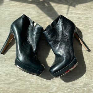 Vince Camuto booties black leather with zipper and platform 6.5